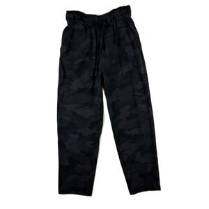 Lululemon Stretch High Rise Crop 23" Camo Pants Women's Size 2 Black‎ Activewear